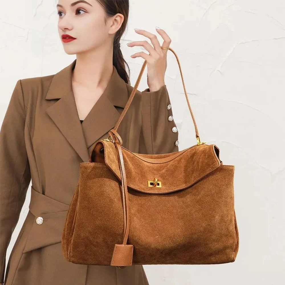 Luxury Bags Reseller - Sac à main en daim et