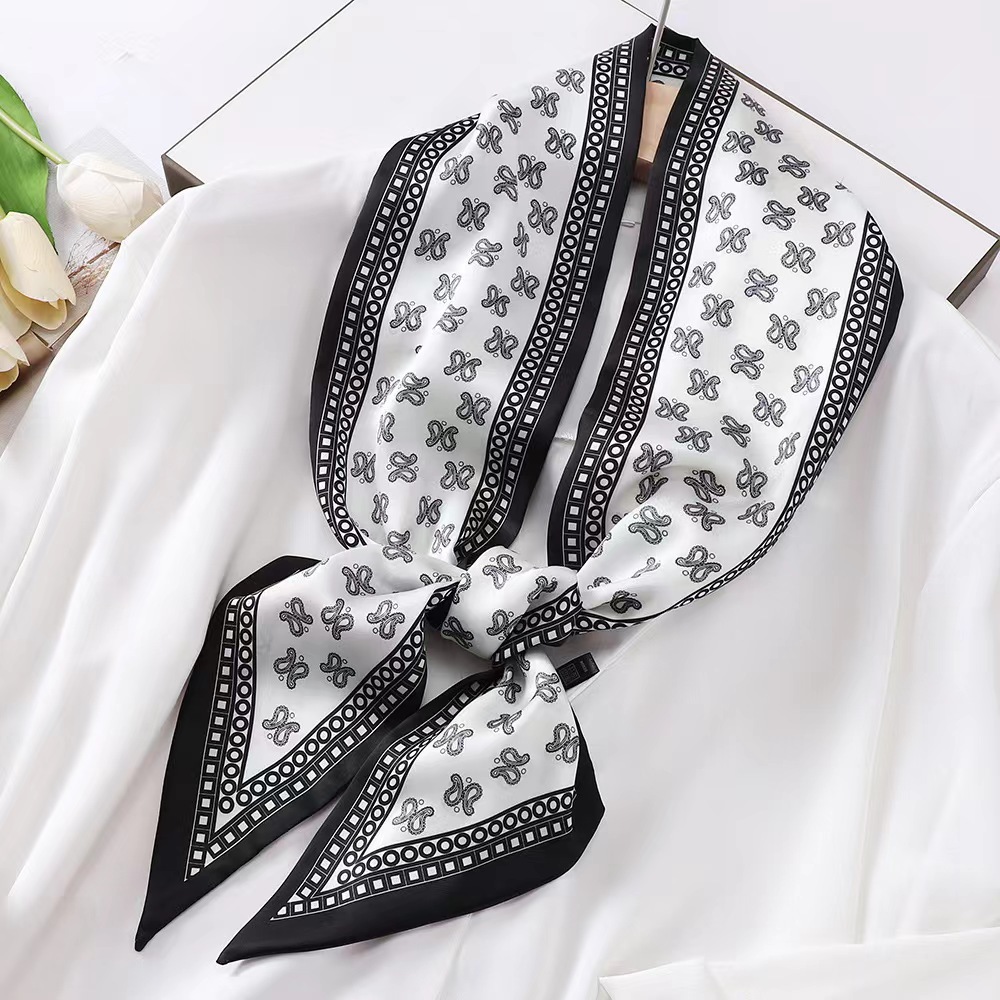 Foulard carré de luxe en soie  - Luxury Bags In China avis et prix