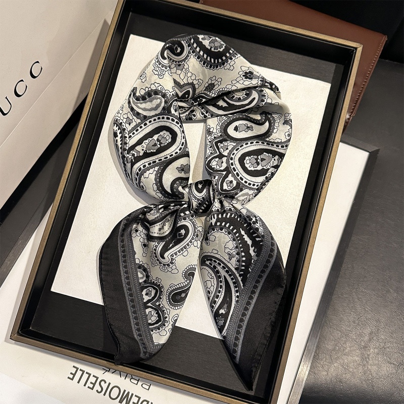 Foulard carré de luxe en satin - Luxury Bags In China avis et prix