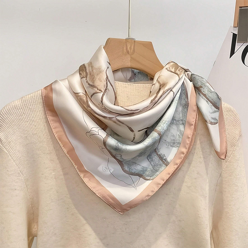 Foulard carré en soie imprimé  - Luxury Bags In China avis et prix