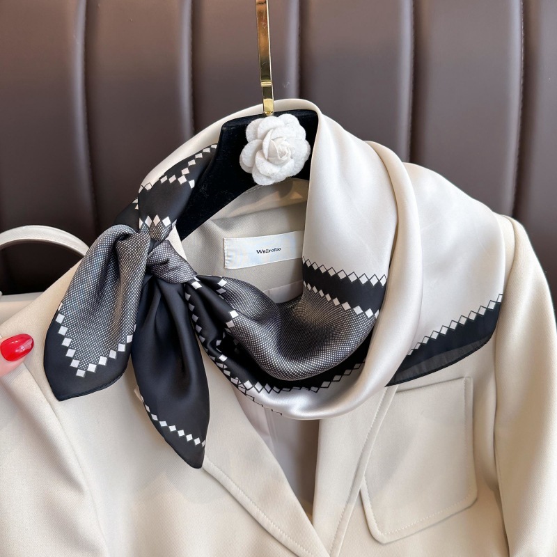 Foulard carré en soie motif ch - Luxury Bags In China avis et prix