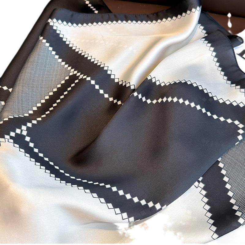 Foulard carré en soie motif ch - Luxury Bags In China avis et prix